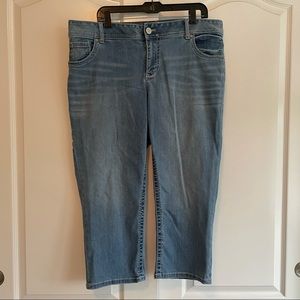 Lane Bryant Capri Light Wash Size 18 Genius Fit